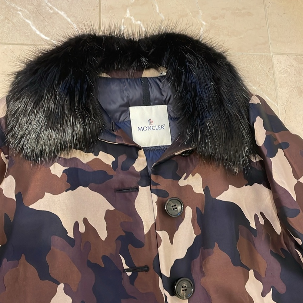 Moncler coat w detachab fur collar. - Picture 2 of 5